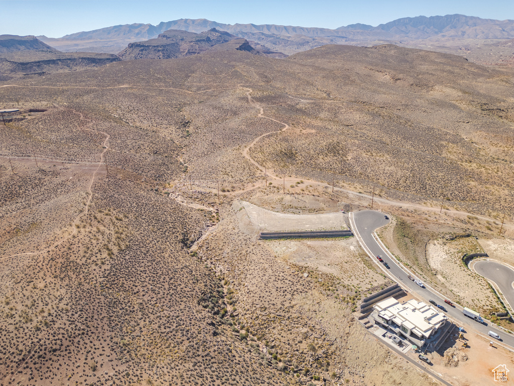 Bird\'s eye view with a mountain view