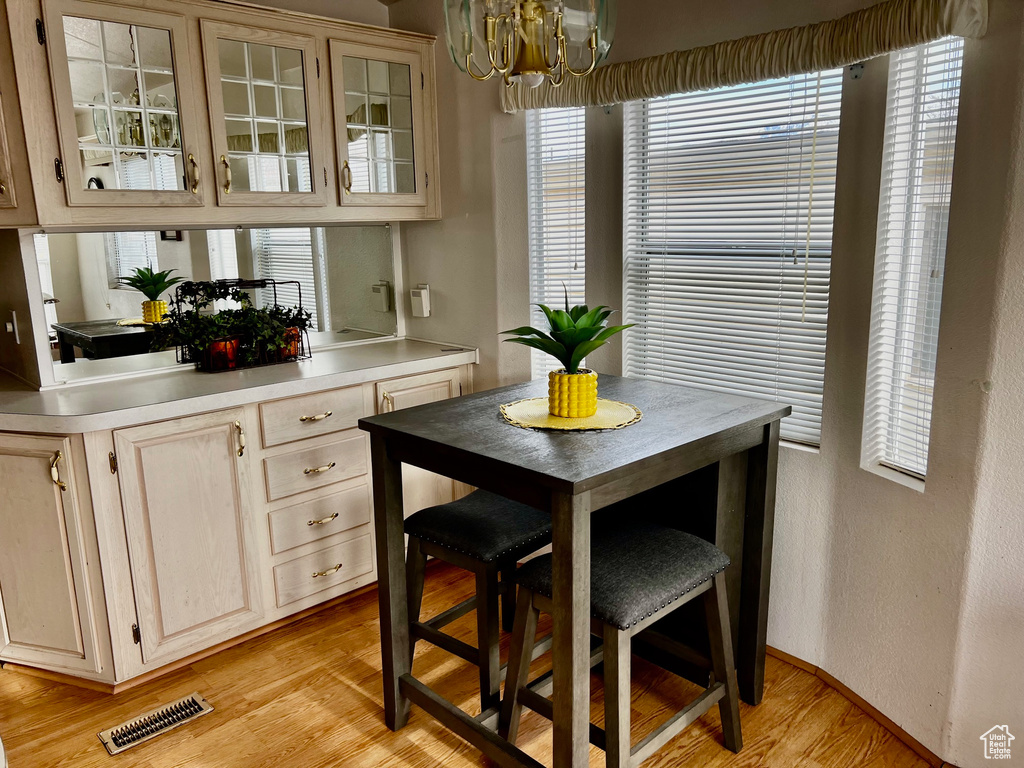 Kitchen featuring visible vents, a chandelier, light countertops, and light wood-style flooring