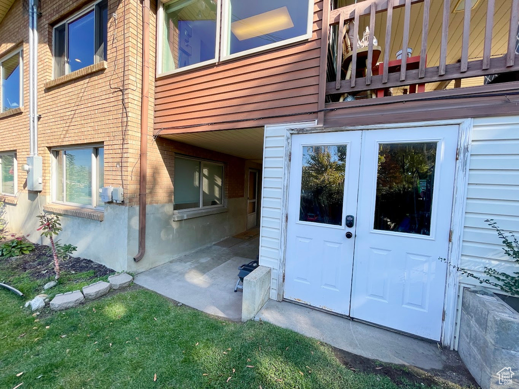 Entrance to property with a balcony