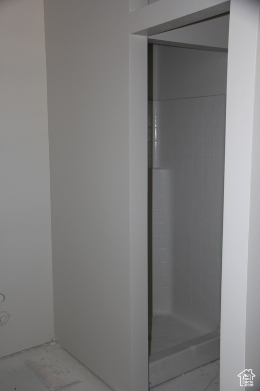 Bathroom featuring a tile shower