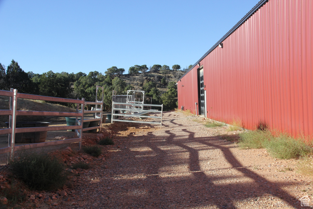 View of yard featuring an outdoor structure