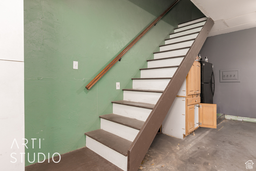 Stairway with concrete flooring