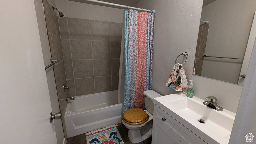 Full bathroom featuring vanity, toilet, and shower / tub combo