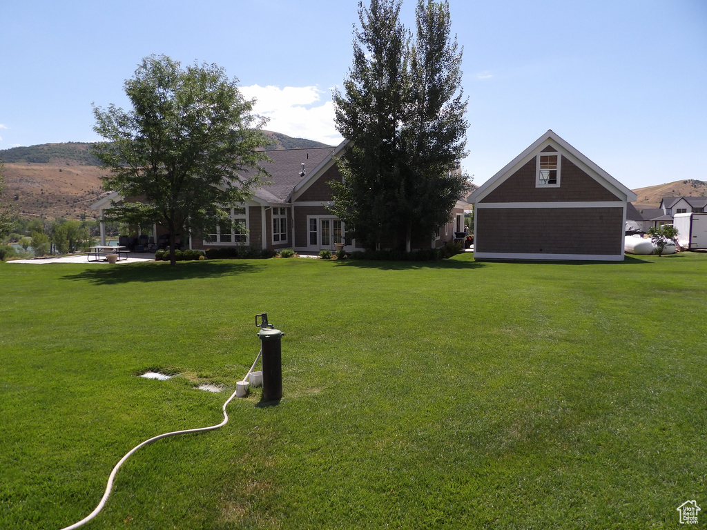 View of yard featuring a mountain view