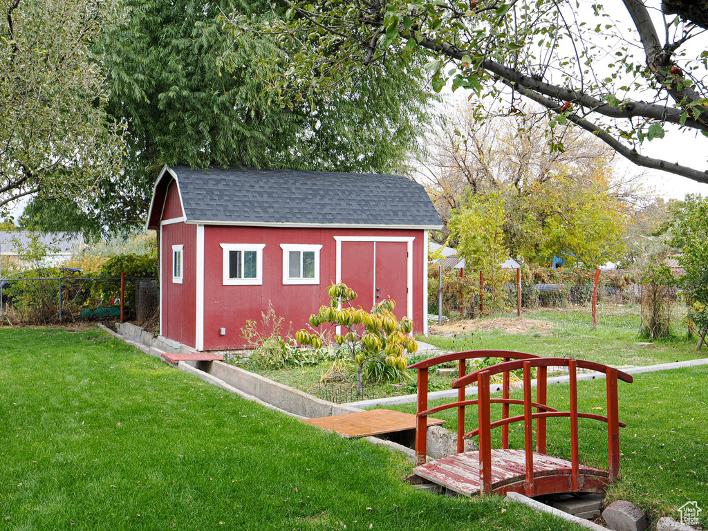 View of outbuilding featuring a yard