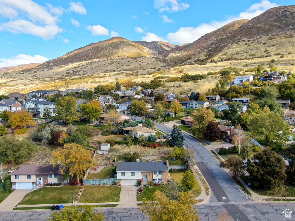 Birds eye view of property featuring a mountain view