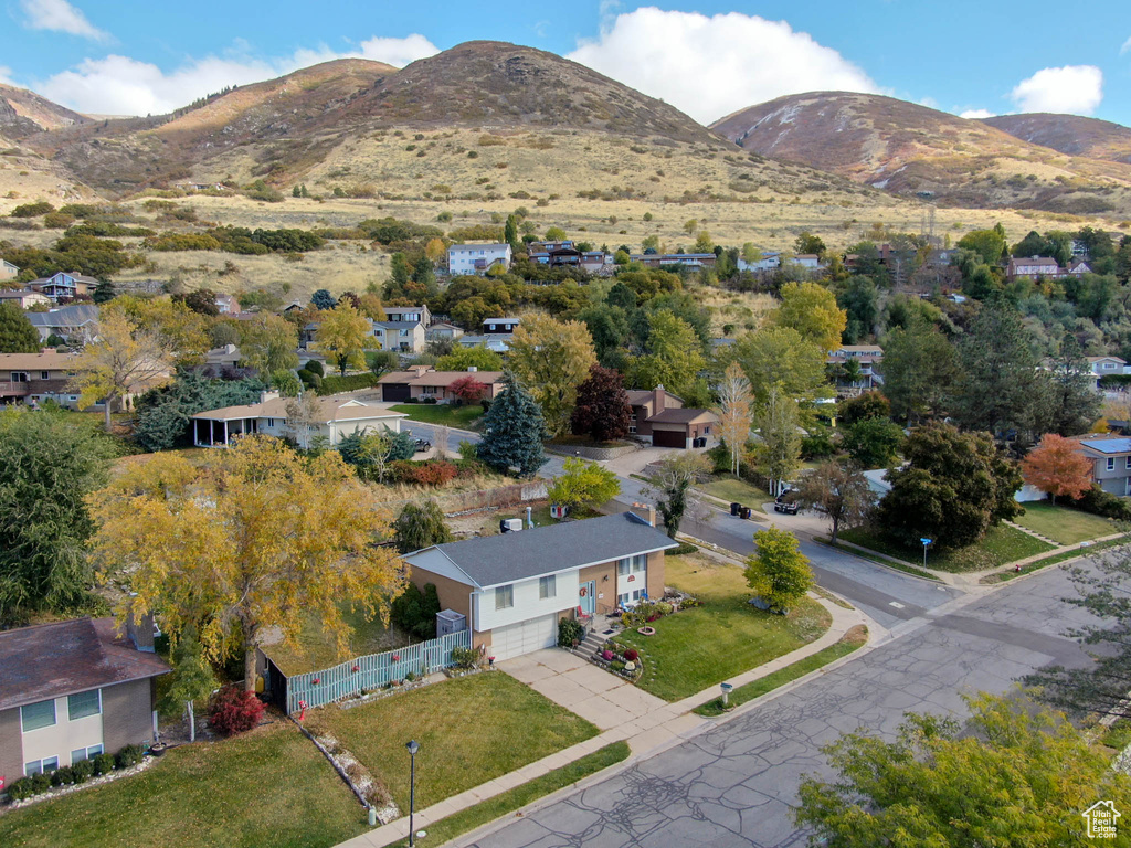 Drone / aerial view featuring a mountain view