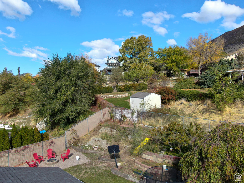 View of yard with a shed