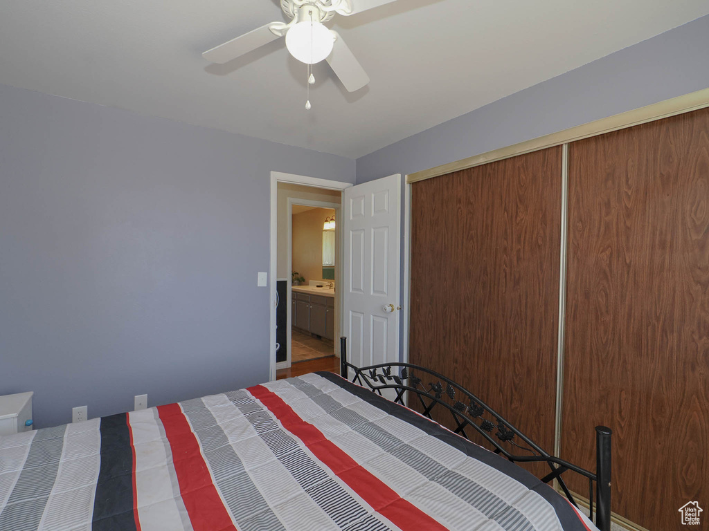 Unfurnished bedroom with ceiling fan and a closet