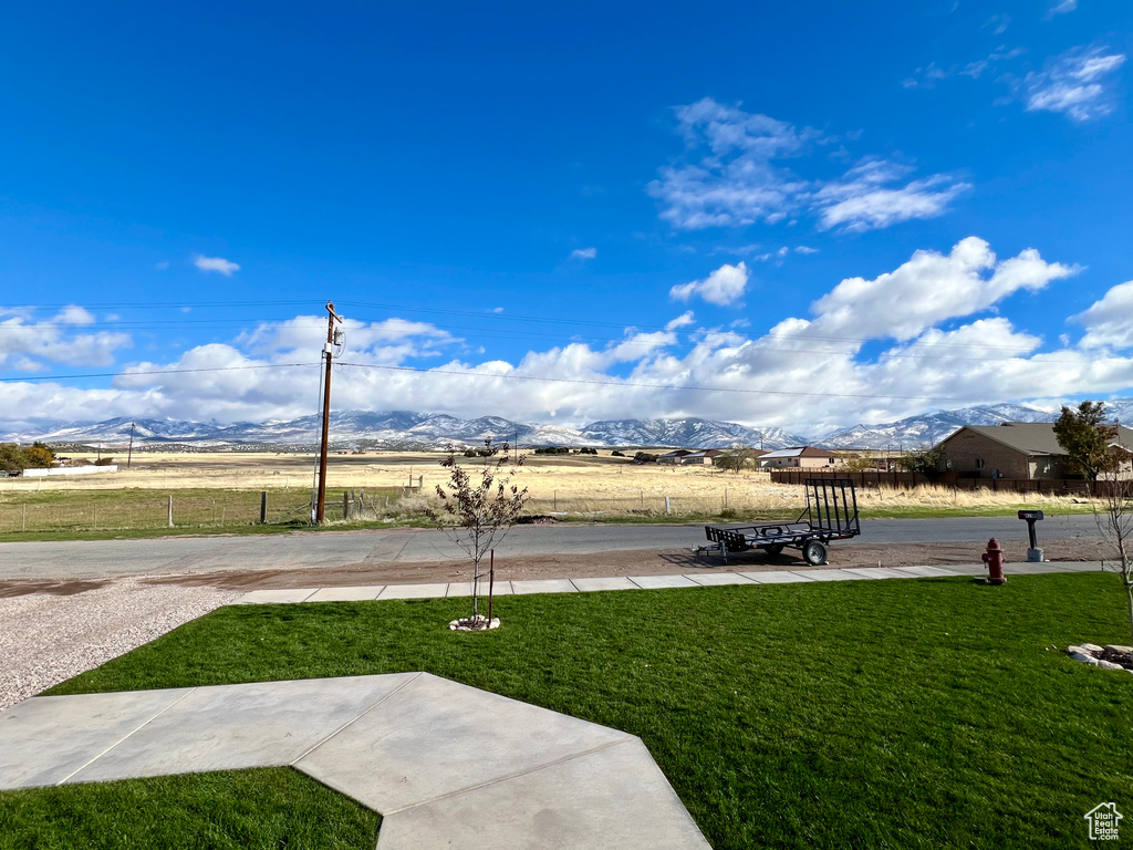 View of yard featuring a mountain view