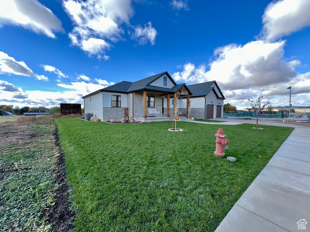 View of front facade with a front lawn