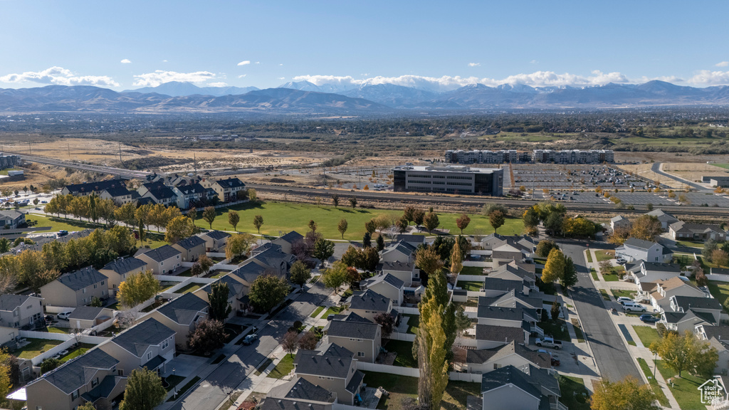 Aerial view with a mountain view