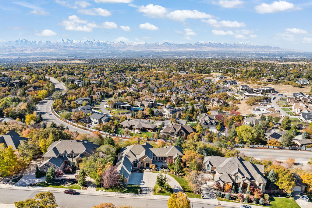 Bird\'s eye view with a mountain view