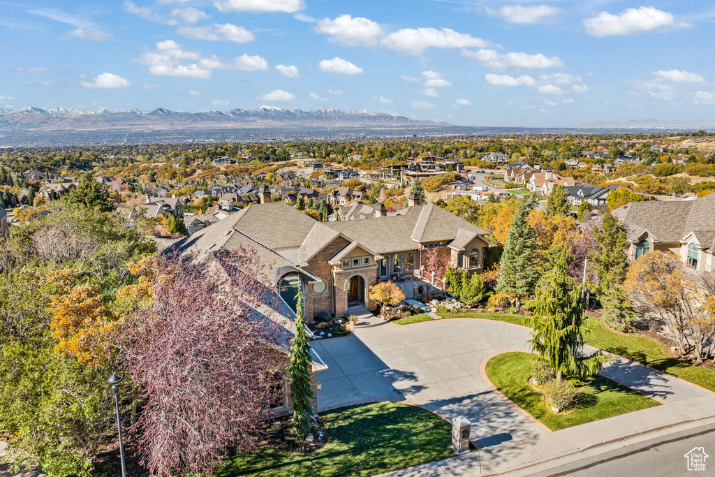 Aerial view with a mountain view