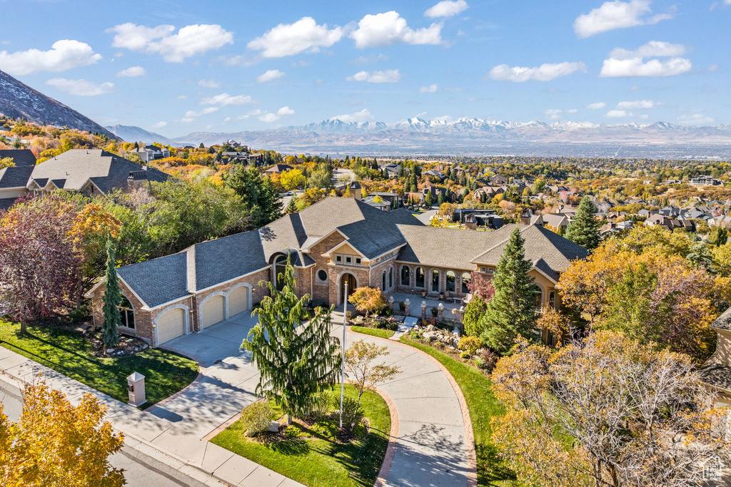 Aerial view with a mountain view