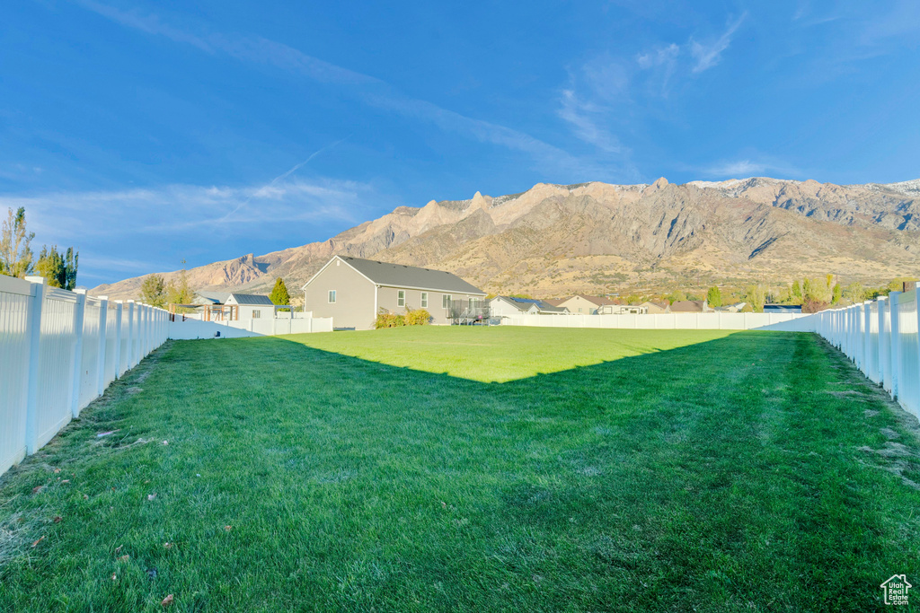 View of yard featuring a mountain view