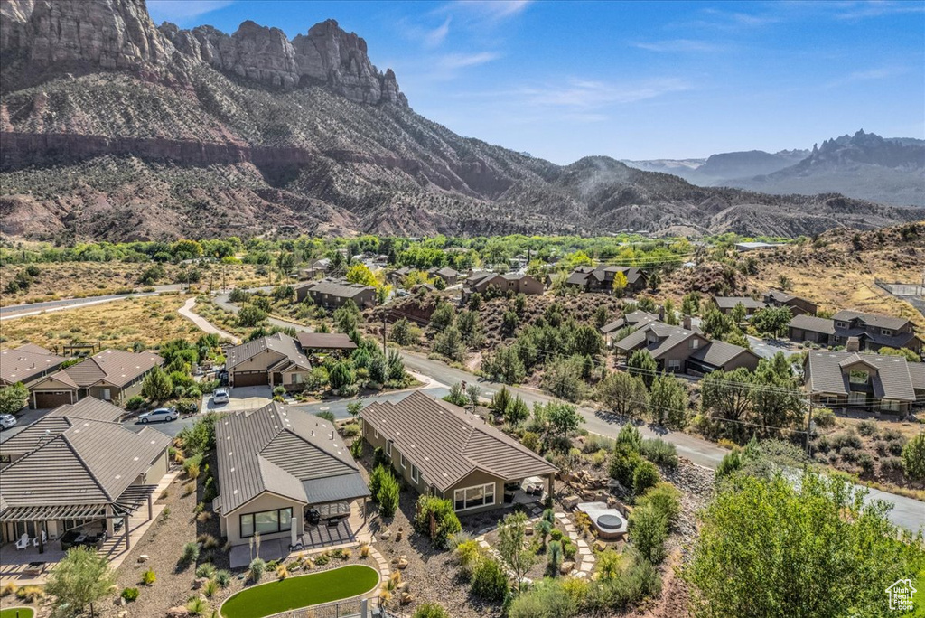 Bird\\\'s eye view with a mountain view