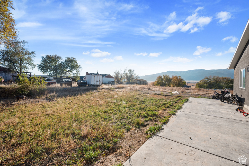 View of yard featuring a mountain view