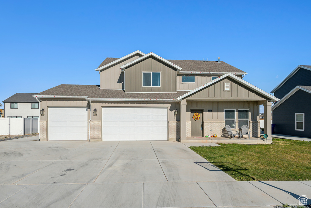 View of front of property featuring a front yard