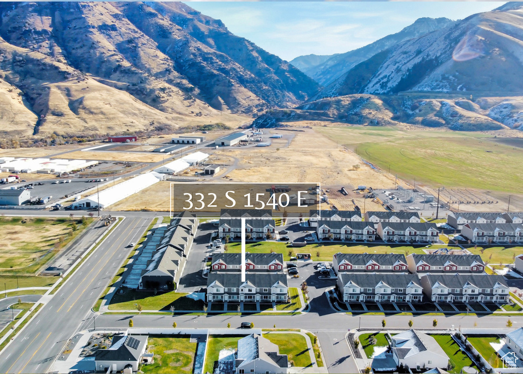 Aerial view with a mountain view