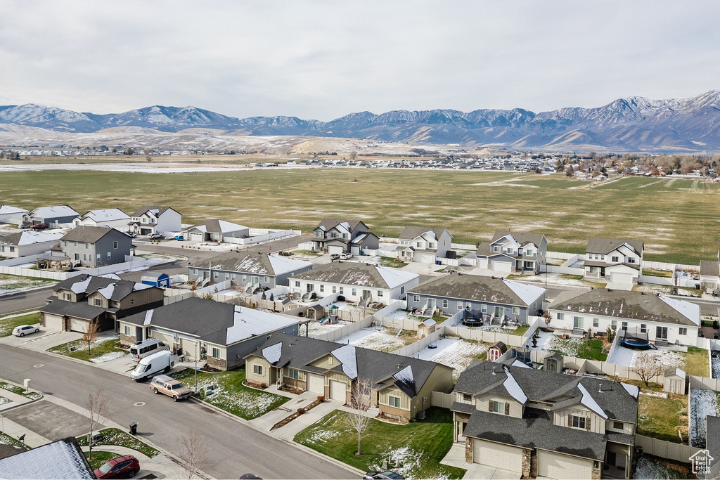 Bird\'s eye view with a mountain view