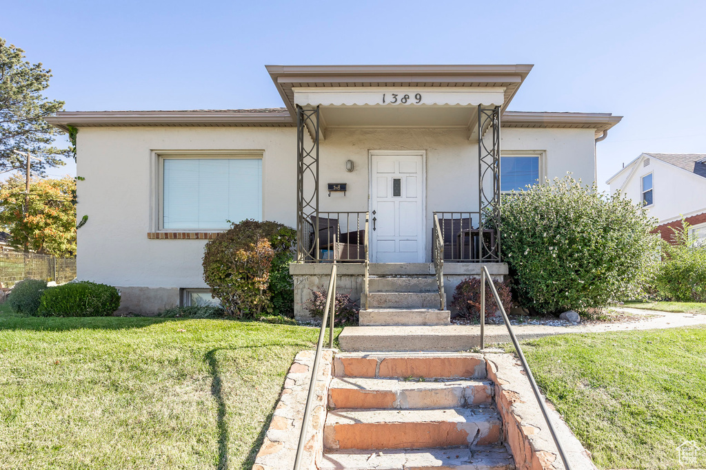 View of front of property featuring a front yard