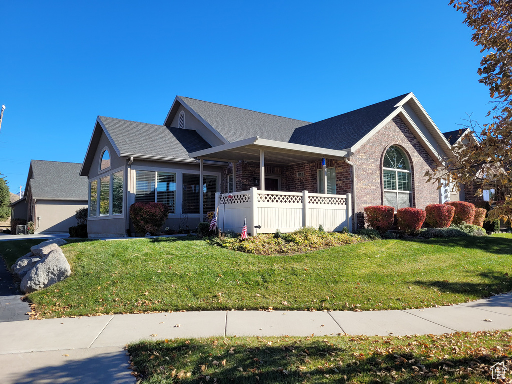 View of front of home featuring a front yard