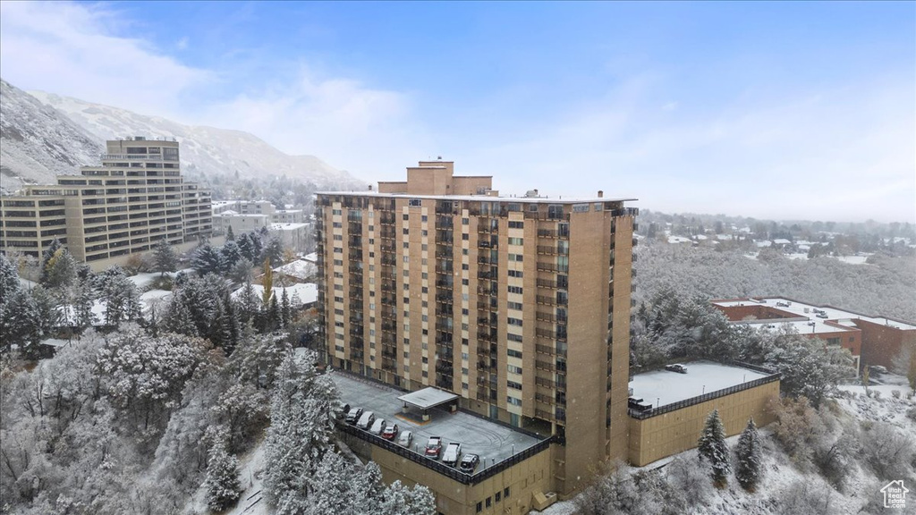 Snowy aerial view featuring a mountain view