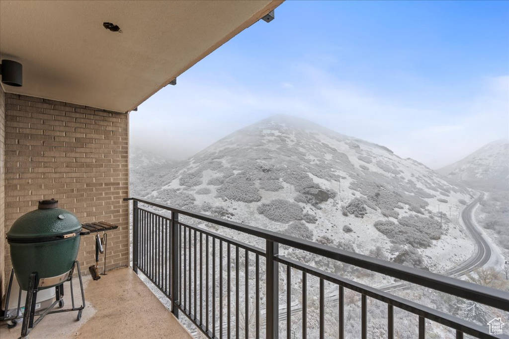 Balcony with a mountain view and area for grilling