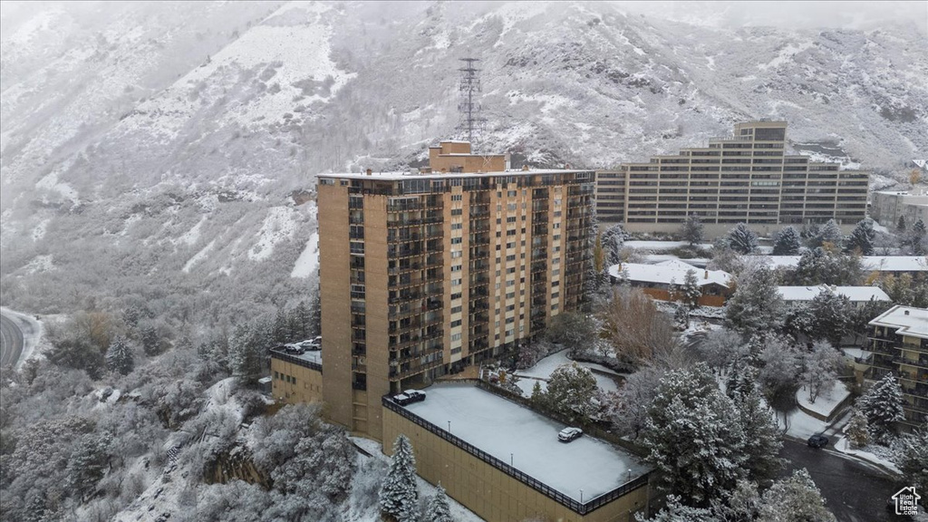 Snowy aerial view with a mountain view