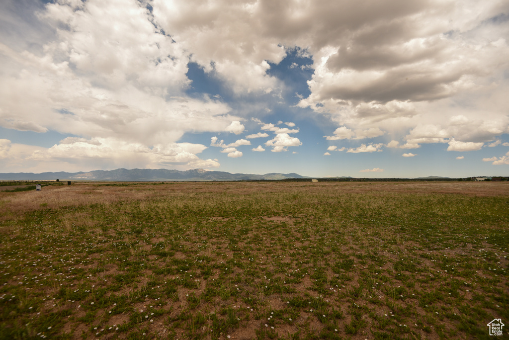View of yard with a mountain view and a view of rural / pastoral area