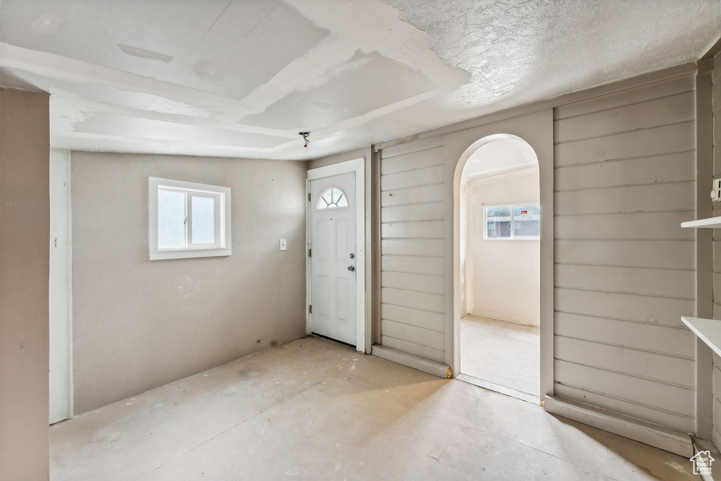 Foyer featuring a textured ceiling