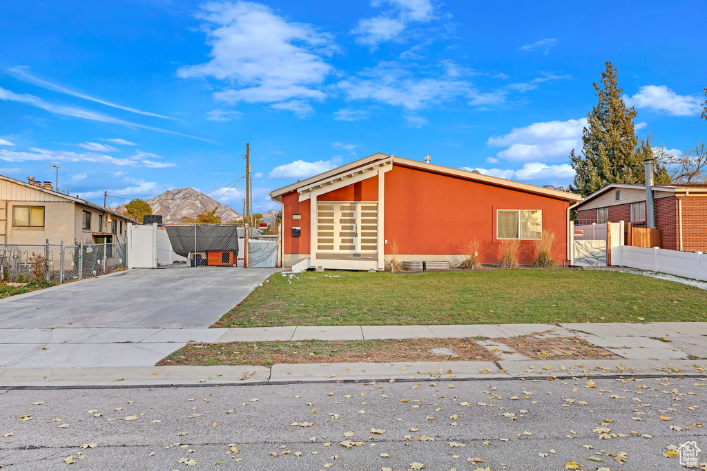 View of front facade with a front yard and a mountain view