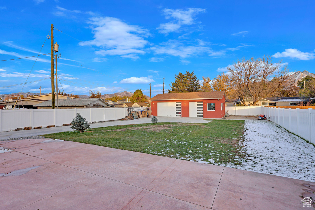 View of yard featuring an outdoor structure