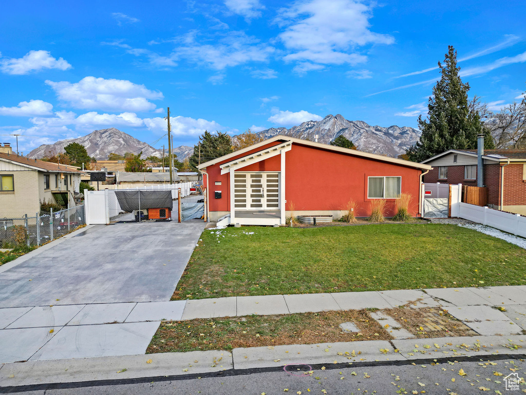 View of front facade featuring a mountain view and a front lawn