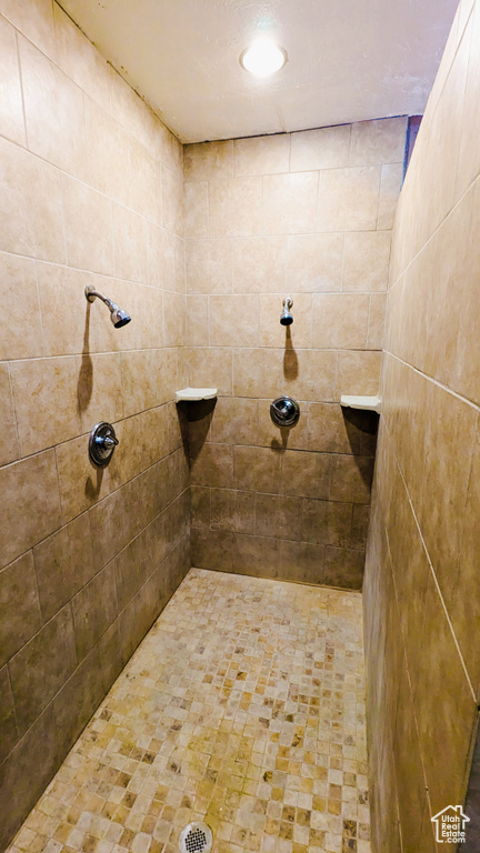 Bathroom featuring a tile shower