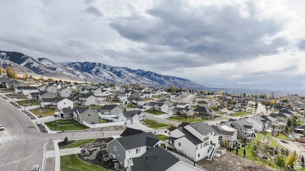 Bird\\\'s eye view with a mountain view