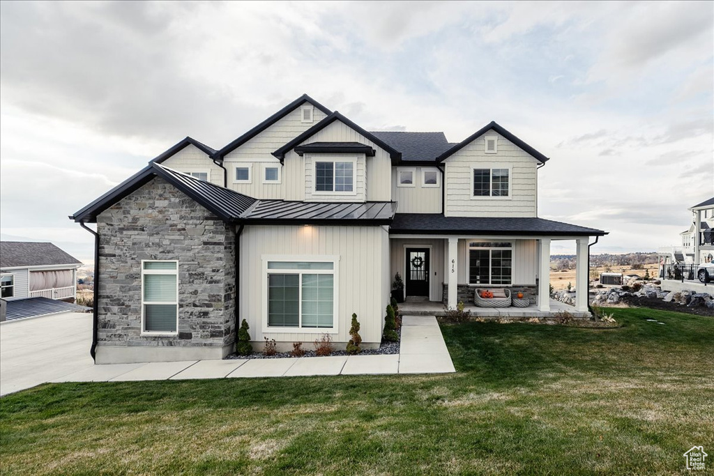 View of front facade with a front yard