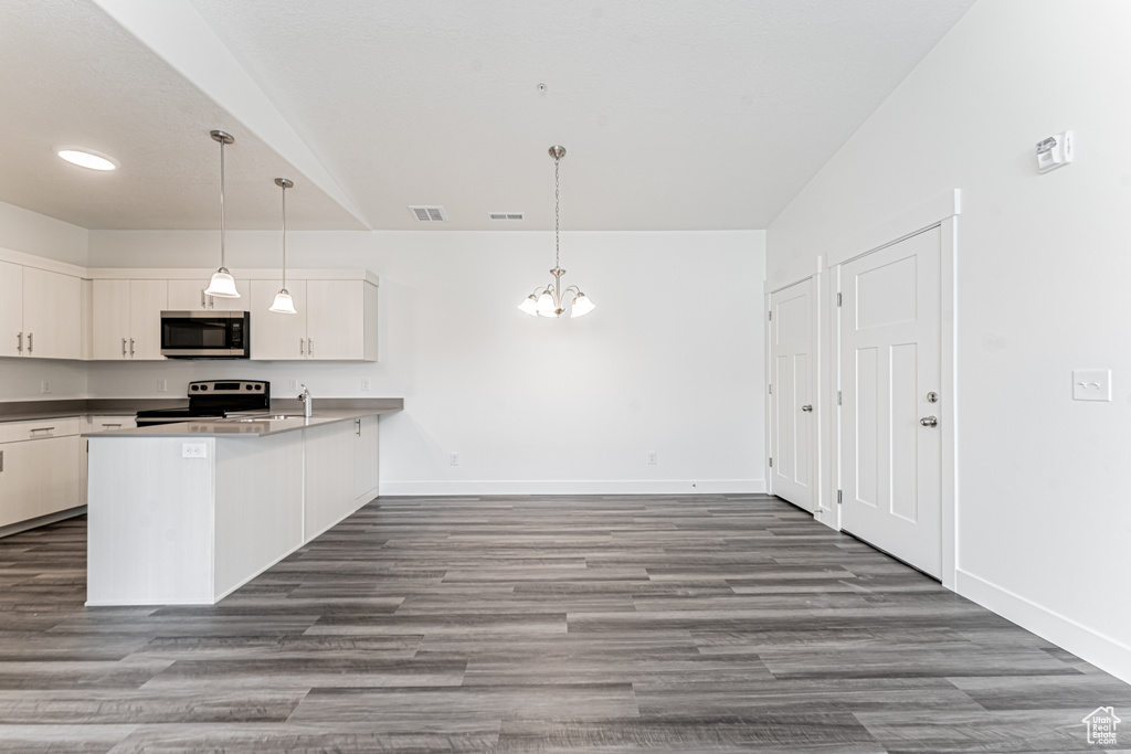 Kitchen with baseboards, visible vents, stainless steel appliances, and a sink