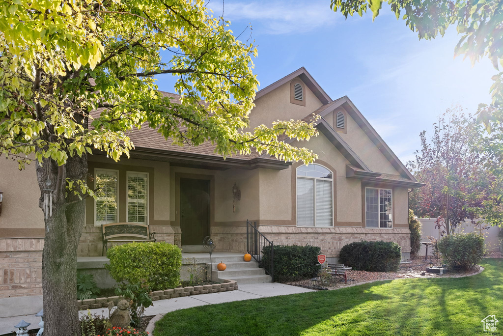 View of front facade featuring a front yard