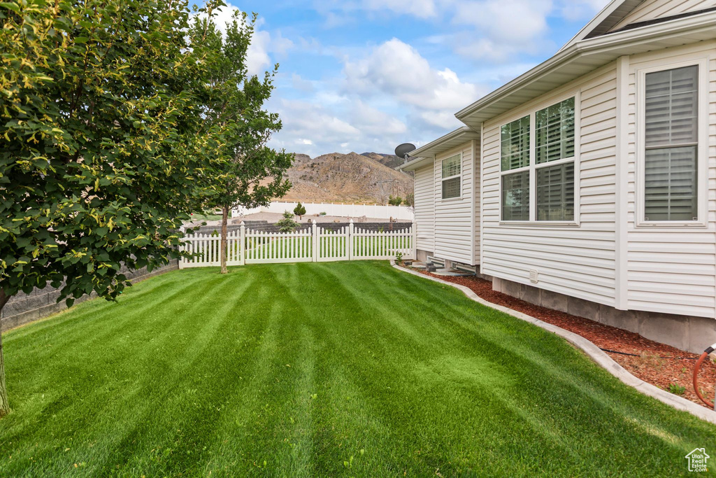 View of yard featuring a mountain view