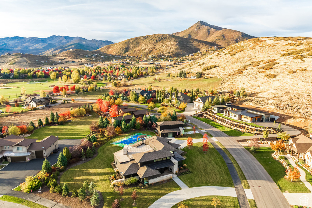 Birds eye view of property featuring a mountain view