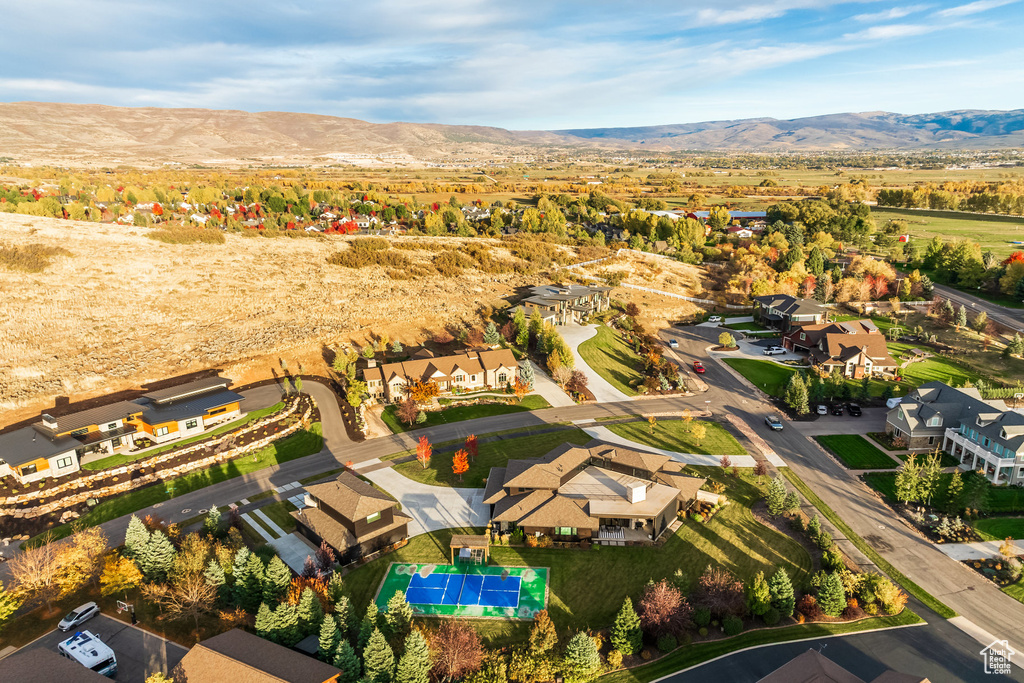 Birds eye view of property featuring a mountain view