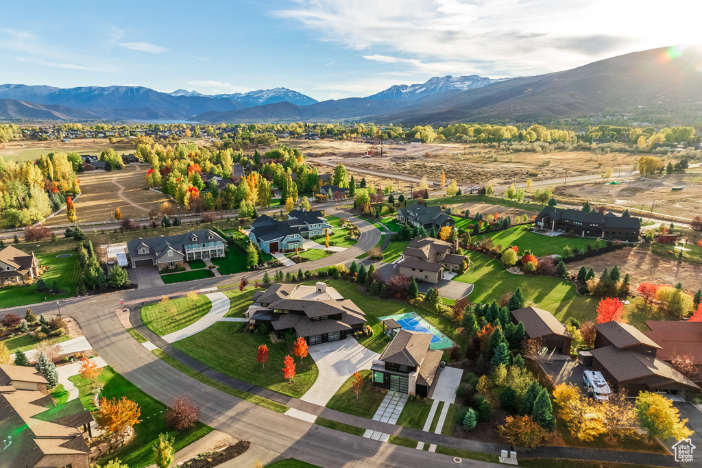 Drone / aerial view featuring a mountain view