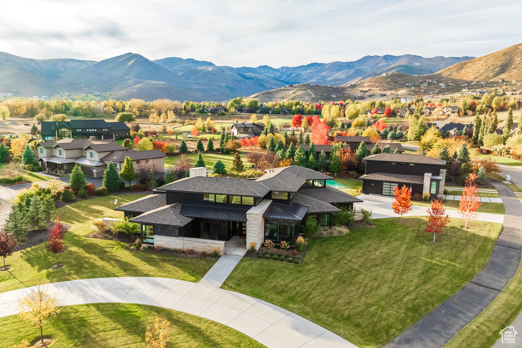 Aerial view with a mountain view