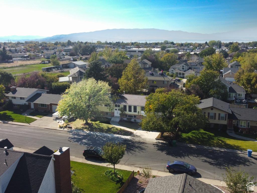 Bird\'s eye view with a mountain view