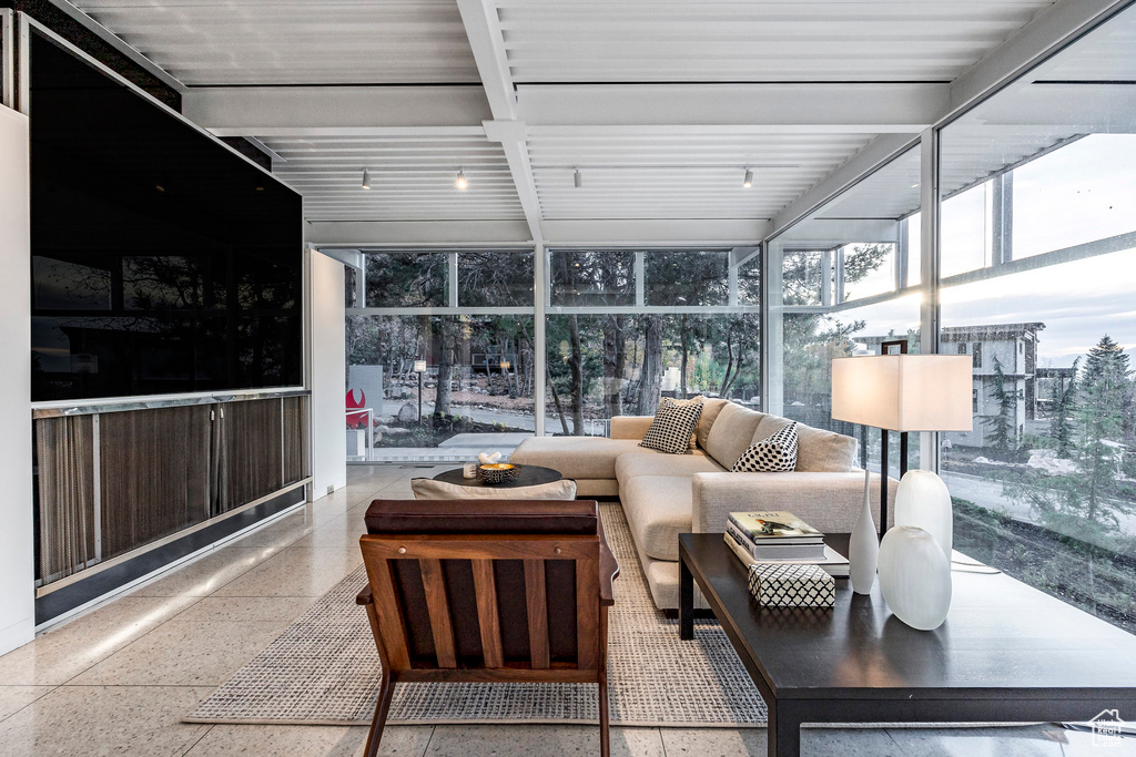 Sunroom / solarium with beam ceiling