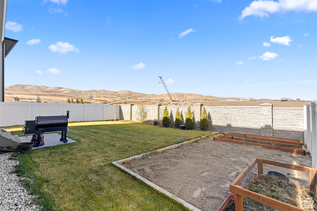 View of yard with a mountain view