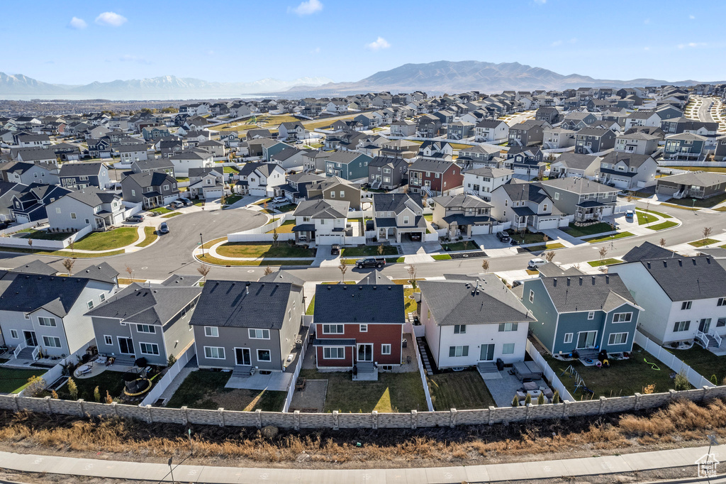 Aerial view with a mountain view