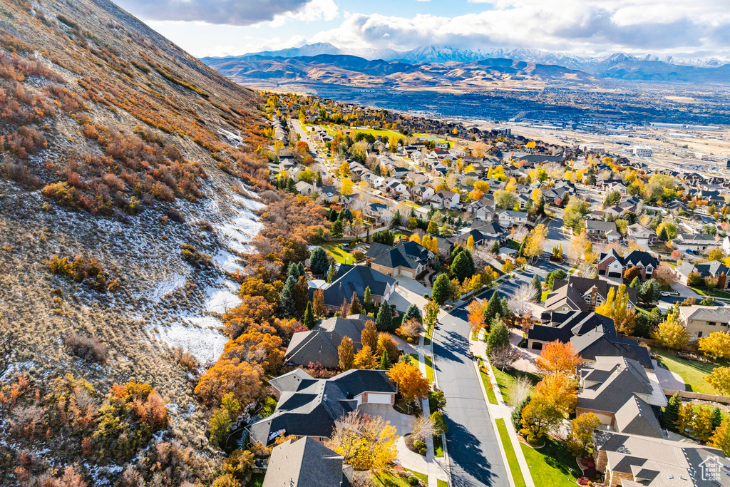 Aerial view with a mountain view